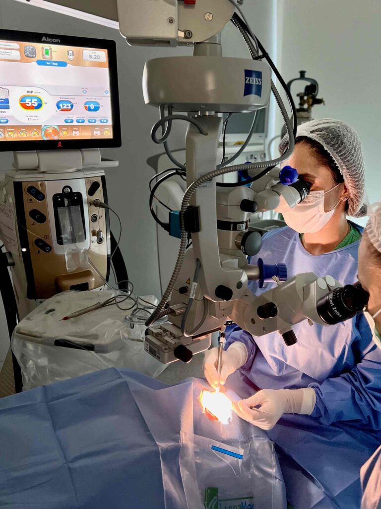 Médica realiza cirurgia a laser para reverter doenças oculares.