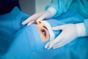 Paciente sendo preparada para cirurgia. Conceito de doenças oculares e cirurgias a laser.