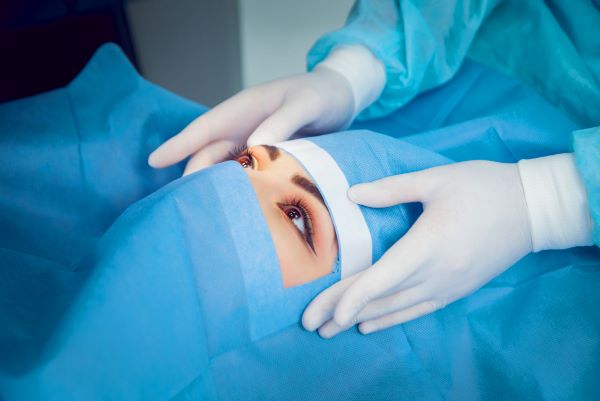 Paciente sendo preparada para cirurgia. Conceito de doenças oculares e cirurgias a laser.