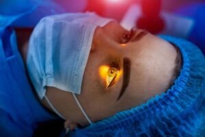 Jovem sendo preparada para fazer uma cirurgia refrativa.