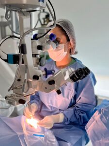 Dra. terla Castro operando cirurgia de catarata.