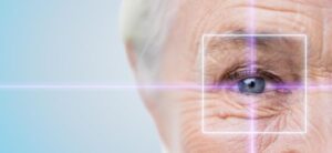 Senhora idosa cujo olho direito recebe um feixe de laser. Conceito de catara e cuidado com os olhos
