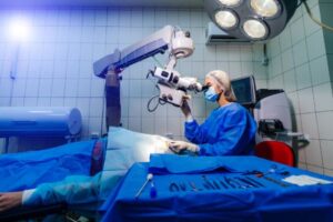 Cirurgiã oftalmologista realiza cirurgia de catarata em paciente.
