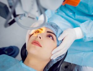 Uma paciente está sendo preparada para realizar uma cirurgia ocular - PRK.