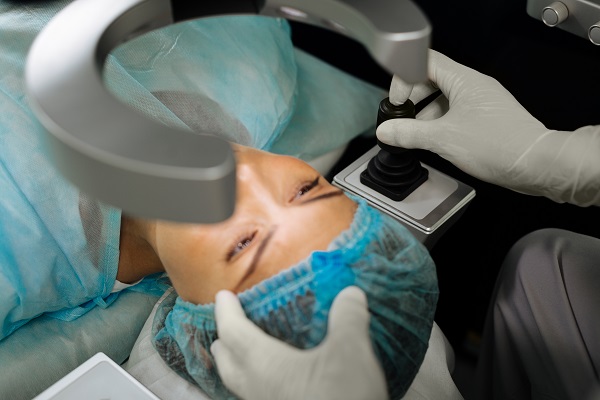 Jovem sendo preparada para cirurgia ocular.