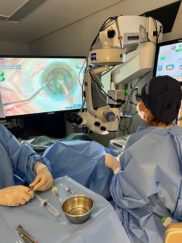 Dra Terla realizando cirurgia refrativa - técnica LASIK - em ambiente hospitalar.