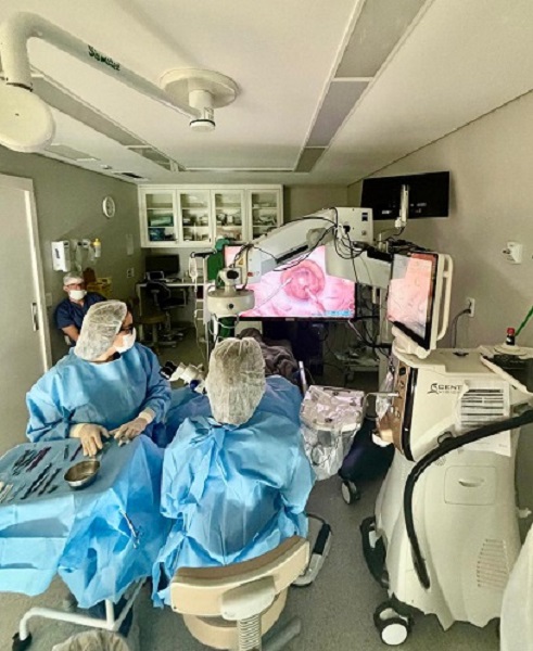 Bloco Cirurgico no qual Dra TErla Castro está realizando uma cirugia refrativa com a técnica Presbyond. 
Na sala, além dos equipamentos necessários, encontra-se uma assistente.