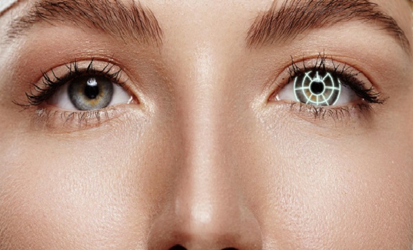 Close dos olhos de uma mulher com destaque para o olho esquerdo que está marcado com as luzes de um equipamento oftalmológico.