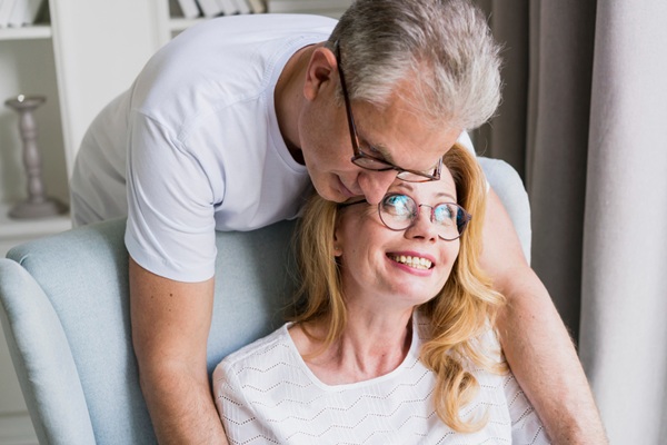Casal senior em um abraço afetuoso .