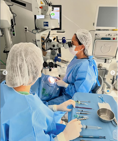 Dra Terla realizando uma cirurgia de catarata com tecnologia em 3D.