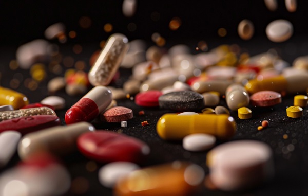 Medicamentos diversos sobre uma superfície. O uso prolongado de medicamentos é um dos fatores de risco para Catarata.
