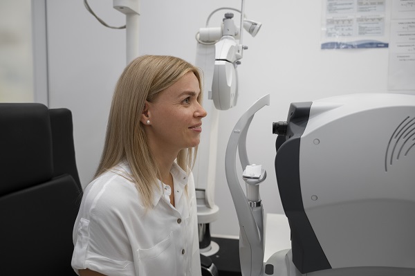 Paciente em consultório oftalmológico fazendo exames para candidatar-se à cirurgia refrativa a laser.