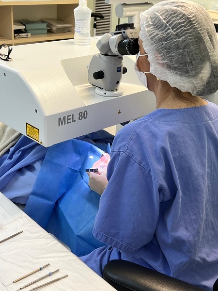 Dra Terla Castro realizando cirurgia refrativa a laser.