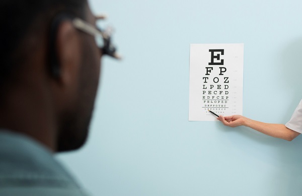 Paciente no consultório do oftalmologista realizando exames oculares.