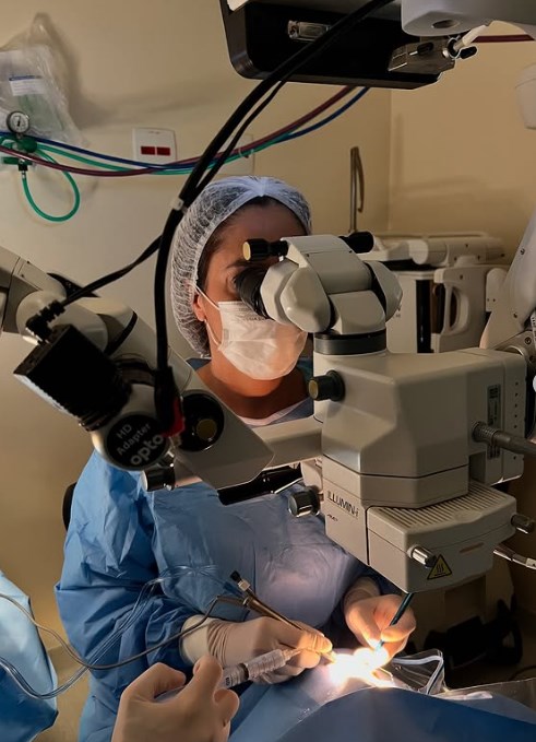 Dra Terla Castro - "...o momento certo para operar não é o estágio da condição, mas sim o quanto ela está atrapalhando a sua vida. " 
Na imagem, dra realizando cirurgia de Catarata.
