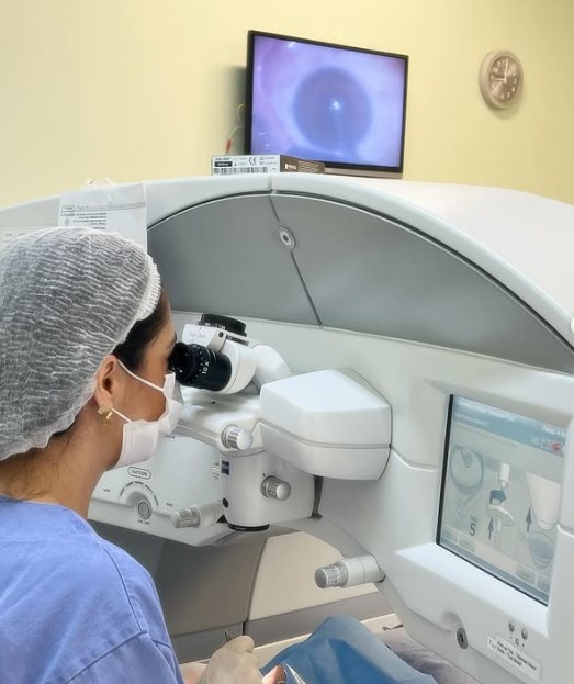 Dra Terla Castro realizando a técnica PRESBYOND - cirurgia refrativa - para eliminar a vista cansada (presbiopia).
